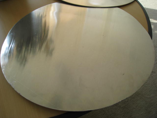 Círculo de aluminio en blanco